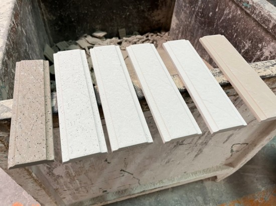 六入磁磚依序排列，由右至左為磁磚各階段製程的樣貌，最初與最終的模樣，就像在素淨(jìng)的臉上略施脂粉，成為一整面牆美好的「磚」飾。