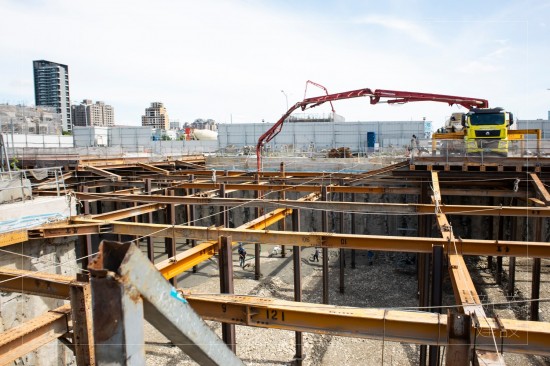 灌漿管延伸入地樑和縱橫相間的筏基柱間，一千三百多坪的基地，紀(jì)錄下開(kāi)挖的壯闊景象。