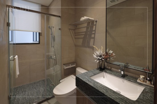 新業(yè)建設(shè)職人團隊實地選材，衛(wèi)浴空間的設(shè)計需符合使用者的需求，從盥洗區(qū)、沐浴區(qū)、馬桶區(qū)的相互協(xié)調(diào)，讓住戶在空間內(nèi)能夠從容地完成。