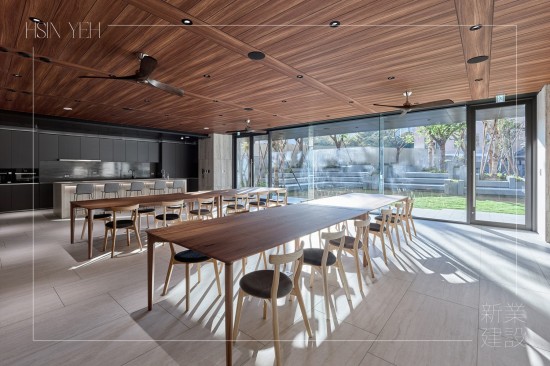 溫煦的日光，灑落在築願(yuàn)景多功能廚藝教室，精選臺(tái)灣手工打造的家俱，修長的流線比例與細(xì)緻的工藝結(jié)合，使木紋自然的色澤變得鮮明活耀。