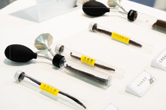 透過香草風(fēng)味輪，探索來自大溪地、巴布亞新幾內(nèi)亞、東加王國等， 13款不同品種的香草莢，從清新到濃郁、風(fēng)味變化無窮，每種氣味因人而異，豐富又有趣。