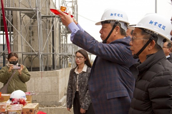 「上樑有如人之加冠」，就像古人在衣著大致完成後，才會戴上帽子使衣冠楚楚一般，上樑儀式也象徵著建築主體已接近完工。(圖右二為新業(yè)建設名譽董事長穆椿松先生，圖右一為卓勝隆董事長)