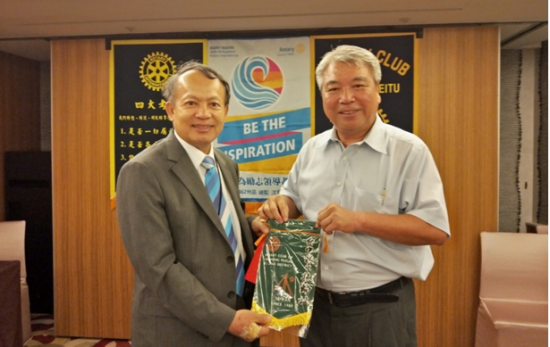 臺(tái)中北屯扶輪社社長許金龍(左)感謝新業(yè)建設(shè)穆椿松董事長(右)贈(zèng)與會(huì)旗。