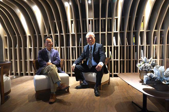 新業(yè)建設(shè)榮譽董事長穆椿松（右）、新業(yè)建設(shè)董事長卓勝隆(左)