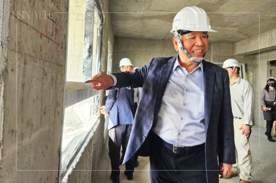 新業(yè)建設(shè)創(chuàng)辦人穆椿松先生自身為建築師，講究工法與品質(zhì)，以職人匠心成就一座座優(yōu)質(zhì)的品味建築。