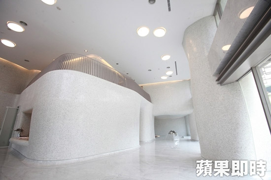 大廳成白色、弧形，具雲(yún)海意象。