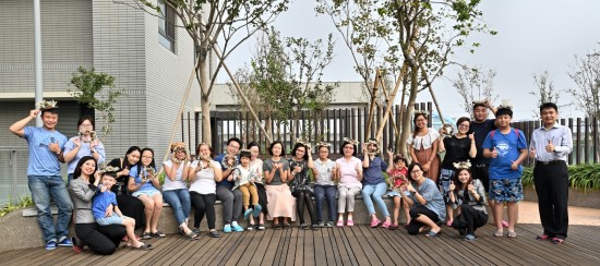 戴上浪漫唯美的花圈，每人瞬間化身為風度翩翩的花仙子/王子。