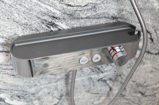 沐浴龍頭最重要的是要提供穩(wěn)定的水溫，新業(yè)職人團隊除了選擇恆溫龍頭，更加入美學(xué)條件及機能性，採用兼具外觀設(shè)計及收納功能的產(chǎn)品。