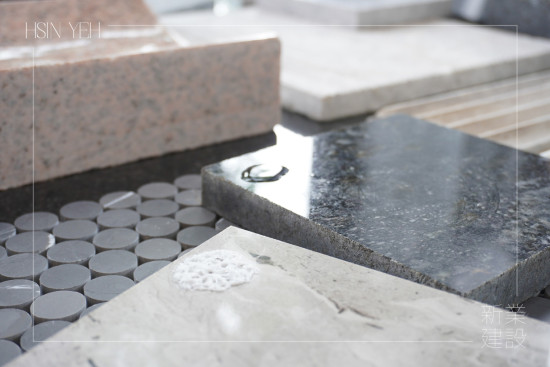 測(cè)試清潔劑對(duì)於不同石材的反應(yīng)，例如浴室空間須可以抵抗清潔劑造成的表面侵蝕，挑選耐磨且維護(hù)相對(duì)容易的花崗巖。