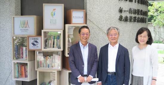 左起新業(yè)建設(shè)董事長卓勝隆、文化局長王志誠與知名作家廖玉蕙於人文書席前合影。（圖片提供：臺中市文化局）