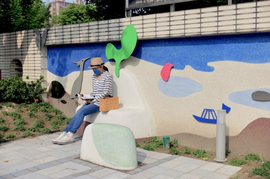 樹影搖曳，陽光灑落，有山、溪、動物愜意的作陪，和諧共處，人們能自然地融入風(fēng)景中，愛惜自然的種籽也悄然萌芽。(圖為成功國小後門左側(cè))