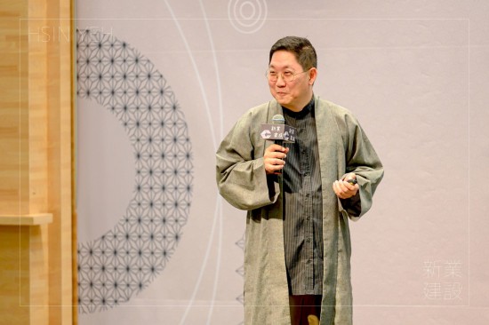 講座當(dāng)天，馮翊綱老師著一席改良版中式長袍，舉手投足間，盡顯相聲大師風(fēng)範(fàn)。