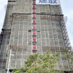 從起初向下望的視線，到如今需仰望才能看到建築頂端，健康宅「築之細(xì)道」24樓結(jié)構(gòu)體完成。