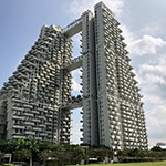 Sky Habitat（晴宇）兩座樓宇之間以三座空中花道銜接。