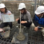 職人建築團(tuán)隊(duì)正在進(jìn)行混凝土的「坍度」測(cè)試，混凝土成分比例必須拿捏得宜，才能具備一定強(qiáng)度，順利將混凝土填充到樑柱與鋼筋間隙裡。