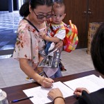 寶寶緊貼在媽咪的身上，睜大的雙眼寫滿了好奇，而媽咪簽到時所書寫的每一筆畫，就像對新業(yè)宜家的肯定及託付。