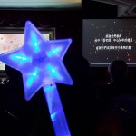 張老師成為暗夜中的守望者，守護(hù)著每一株小小心靈的幼苗，如手中的星光棒點(diǎn)亮孩子心中的希望。