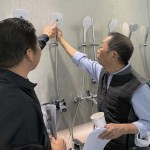 蓮蓬頭的紋路曲線、孔洞大小與位置，都會(huì)決定出水量的均勻程度，根據(jù)水壓強(qiáng)度也會(huì)帶來按摩舒壓的作用。職人認(rèn)為，一天尾聲就該讓自己置身之下，感受氤氳蒸騰，是舒心暢快迎接嶄新黎明的關(guān)鍵。(圖右一為新業(yè)建設(shè)卓勝隆董事長(zhǎng)）