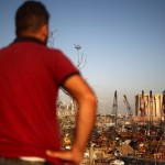 被震得搖搖欲墜的大型機具及斷垣殘壁，當(dāng)?shù)鼐用駷槎惚芪ｋU而紛紛逃往高處，注視著港口倉庫的方向，心中該是如何無奈？（圖片擷取自路透社，如有侵權(quán)請告知刪除，謝謝?。?>
										<div   id=