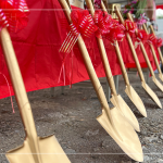 閃耀著金銅色光輝的開工鏟子，將剷出心中築夢成真的美好願景，期待往後的日子與建築的共築共長。