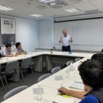 新業(yè)建設(shè)名譽董事長穆椿松先生(圖中)，帶領(lǐng)新進員工了解公司的經(jīng)營理念與態(tài)度，以及方方面面不妥協(xié)的堅持哲學(xué)。