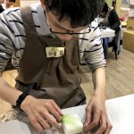 輕輕撕起、再縱橫交錯反覆鋪毛，持續(xù)數(shù)次過程後，翻面再來，從開始接觸、上手，接著到維持一定品質(zhì)，這過程對庇護(hù)員工來說並不容易。