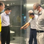 沐浴時(shí)光開啟與自己的一段對話，並保有一方私領(lǐng)域，由職人的獨(dú)特眼光及選品的標(biāo)準(zhǔn)，方可擁有沉澱心靈的舒適空間。(圖右一為新業(yè)建設(shè)名譽(yù)董事長-穆椿松先生、圖右二為卓勝隆董事長）