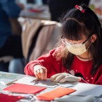 動(dòng)動(dòng)手指，刻畫出獨(dú)一無(wú)二的年節(jié)意象圖樣，印製在春聯(lián)與紅包袋上，更可以帶回家重複使用，讓這個(gè)過(guò)年很不一樣！