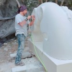 西班牙雕塑家–Nando Alvarez，選用石灰?guī)r作為素材，作品多以自然弧線與粗糙光滑的對比來呈現(xiàn)，也反映著兩者的並存。