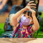 有趣的互動(dòng)遊戲，讓小朋友模仿動(dòng)作，打開好奇心與專注力，跟著舞臺上的大哥哥大姊姊一起玩音樂。