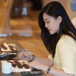 家族們優(yōu)雅的細(xì)嚐著每一款來(lái)自不同國(guó)家的巧克力，搭配著冠軍咖啡，是為午後的一場(chǎng)閒情逸致。