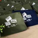 配合劇中橫跨60餘年的青春歲月，以復(fù)古卡帶為主角，特別設(shè)計本次音樂劇專屬伴手禮-復(fù)古小書包，讓住戶重溫學(xué)生時期的光陰。