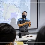 地圖展開，新業(yè)建設(shè)－卓勝隆董事長（圖中）細數(shù)新業(yè)近30座的作品，從都市的發(fā)展等交通要件，說明新業(yè)精準(zhǔn)的選地哲學(xué)，沿著環(huán)74線理論，探討至企業(yè)永續(xù)經(jīng)營的責(zé)任。