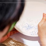 一筆一畫描繪著初綻的花瓣，伴隨綠意簇擁，栩栩如生，畫筆下，勾勒出綻放的生命力。