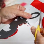 「剪紙藝術(shù)」不僅是常民文化美學(xué)，也是重要的無形文化遺產(chǎn)。運(yùn)用鏤空的手法，選
擇色彩的去留。