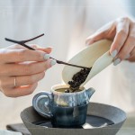 從日常茶飯事昇華到美學(xué)層次，卻又不同日本茶道般正襟危坐的臺式茶席。老師表示「喝茶是一種偷得浮生半日閑的樂趣，一杯清香回甘的好茶，可以把人帶入放鬆的狀態(tài)?！?>
										<div   id=