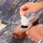 中部訂婚習(xí)俗，女方會製作狀元糕送給未來女婿，希望能行行出狀元，此為狀元糕的由來，本場活動帶著新業(yè)住戶親自動手搓揉，敲出美好滋味。