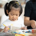 孩子們揮灑著創(chuàng)意，將捏製好的陶風(fēng)鈴物件塗滿色彩，小手上有著顏料的印記，期待燒製完成的這只創(chuàng)作品。