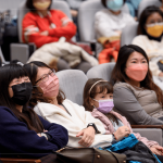 以幽默詼諧的方式分享親身經(jīng)歷，讓在座的家族好友們歡笑不斷。