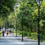「新業(yè)-築願景」步出家門，迎接綠意廊道、優(yōu)美景緻，悠閒休憩，生活與自然融合。