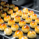 登！出爐囉～用溫?zé)犭p手一捏一壓，一顆顆如黃金般的美好心意，在佳節(jié)時刻為長輩們獻(xiàn)上深深祝福。