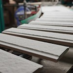 製程中的片片山形磚瓦，歷經(jīng)層層工法，謹(jǐn)慎的審視、嚴(yán)格把關(guān)，方能成為建築最堅(jiān)韌的外衣。