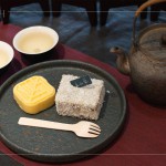 閒適的泡一杯茶，搭配來自 丘山茶 的綠豆糕、烏龍茶紅豆雪花糕，小口品嚐茶點(diǎn)與茶品在口中交織的變化，冉冉時(shí)光。