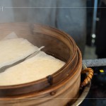 蒸籠炊煙裊裊昇起，開(kāi)蓋時(shí)混著純樸的香味，蒸熟的蘿蔔糕表面鼓脹、內(nèi)裡軟嫩，待放涼後切片，入煎鍋。