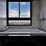 有人習(xí)慣泡澡時(shí)捧著書(shū)讀，代表著忙裡偷閒的自在從容