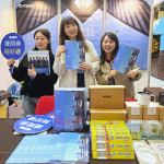 當天準備豐富、精美的抽獎禮品，公司客製化河貍玻璃吸管、吸水杯墊、旅行鋼杯、造型書籤、運動毛巾…等，吸引同學目光，拉近與新一代年輕人之間的距離。