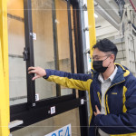 氣密窗歷經(jīng)多次風(fēng)壓施加後，營建部工地主任-吳瑞隆，仔細(xì)檢查窗框是否有變形，確認(rèn)開關(guān)運(yùn)行的流暢度及穩(wěn)定性。