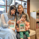 一幅幅蘊(yùn)含文學(xué)風(fēng)景的作品，嵌入質(zhì)樸的相框裡，每位家族好友臉上洋溢著幸福的笑容，將這份美好一一珍藏。