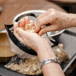 將熟黃豆搗碎，溫熱的豆香在掌心間瀰漫，每一次按壓都是釀造過程的起點。