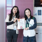 邀請25位苗栗家扶中心的大小朋友入廳觀影，透過這場小小的公益行動，築起一份溫暖的陪伴；圖右一為家扶中心李甄芳督導，感謝新業(yè)分享公益席位。